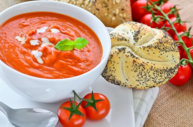 Taze domates çorbası ve taze pişmiş ekmek rulo.