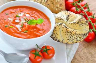 Taze domates çorbası ve taze pişmiş ekmek rulo.