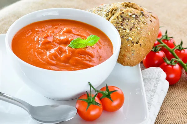 Sopa de tomate fresco e pãezinhos crocantes cozidos no forno . — Fotografia de Stock