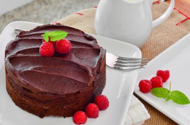 Taze ev yapımı yapışkan çikolata fudge kek