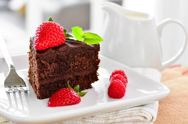 Torta di cioccolato fondente appiccicosa fatta in casa fresca — Foto Stock