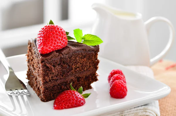 Frischer hausgemachter klebriger Schokoladenkuchen — Stockfoto