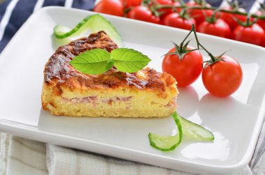 Jambon ve peynir quiche domates ve salatalık ile ev yapımı