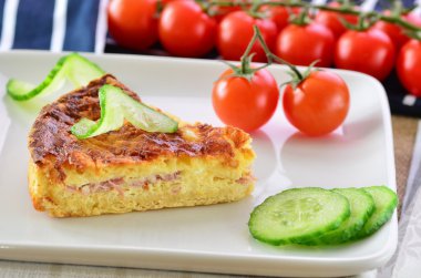 Jambon ve peynir quiche domates ve salatalık ile ev yapımı