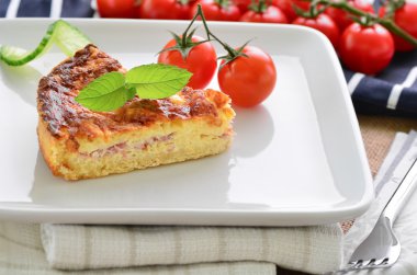 Jambon ve peynir quiche domates ve salatalık ile ev yapımı