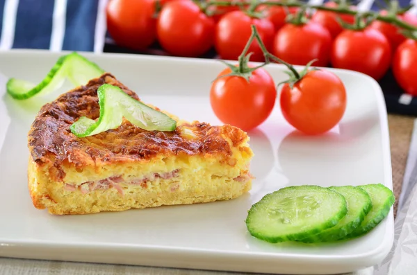 Home made ham and cheese quiche with tomatoes and cucumber — Stock Photo, Image