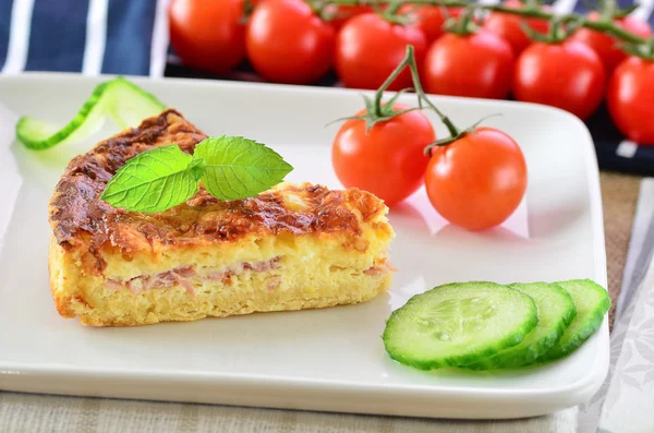 Jambon ve peynir quiche domates ve salatalık ile ev yapımı