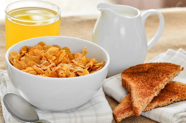 Snídaňové cereálie s toastem a šťáva. — Stock fotografie