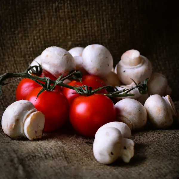 Tomates y champiñones rústicos . —  Fotos de Stock