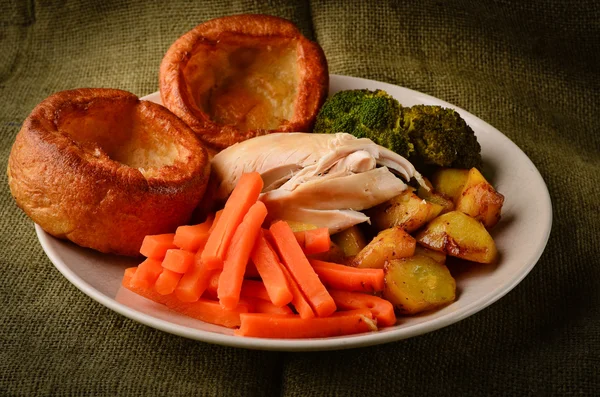 Chicken Sunday dinner with Yorkshire puddings — Stock Photo, Image