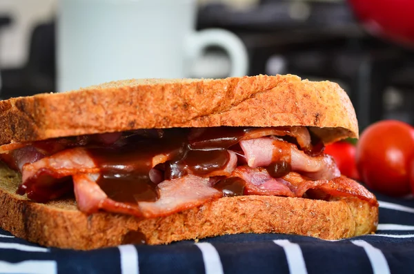 Sandwich de tocino con salsa marrón — Foto de Stock