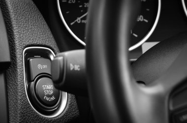 Motoru Başlat Durdur düğmesini bir modern binek otomobil içinde.