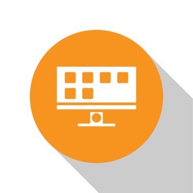 Beyaz Akıllı TV simgesi beyaz arkaplanda izole edildi. Televizyon tabelası. Turuncu daire düğmesi. Vektör.