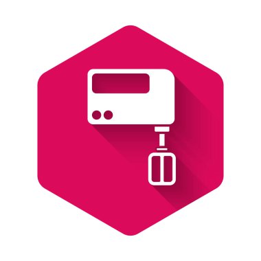 Beyaz Elektrik karıştırıcı ikonu uzun gölgeli izole edilmiş. Mutfak blenderi. Pembe altıgen düğmesi. Vektör.