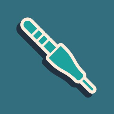 Yeşil Ses Jack simgesi yeşil arkaplanda izole edildi. Bağlantı ses ekipmanları için ses kablosu. Fiş kablosu. Müzik aleti. Uzun gölge tarzı. Vektör.