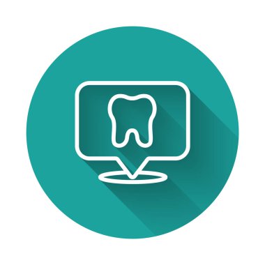 Beyaz çizgi dişçi kliniği konumu ikonu uzun gölgeli izole edildi. Yeşil daire düğmesi. Vektör.