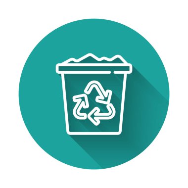 Geri dönüşüm sembolü olan beyaz çizgi geri dönüşüm kutusu uzun gölgeli izole edilmiş. Çöp kutusu simgesi. Çöp kutusu tabelası. Geri dönüşüm sepeti işareti. Yeşil daire düğmesi. Vektör.