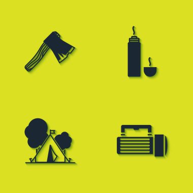 Eski ahşap baltayı, el fenerini, bayraklı turist çadırını ve termos konteynır ikonunu ayarla. Vektör.