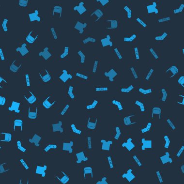 Tişört, çorap, deri kemer ve kulaklıklı, pürüzsüz desenli kış şapkası. Vektör.