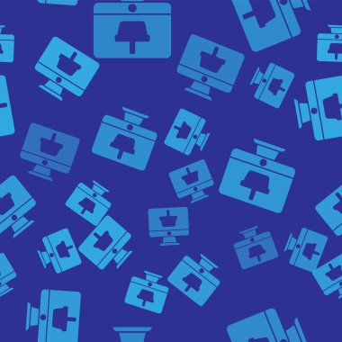 Mavi bilgisayar monitörü, mavi arka planda izole edilmiş bir sepet ikonu var. Çevrimiçi alışveriş arabası. Süpermarket sepeti sembolü. Vektör İllüstrasyonu.