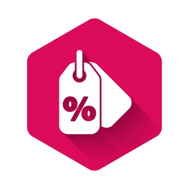 Beyaz indirimli yüzde etiket simgesi uzun gölgeli. Etiket alışverişi. Özel teklif işareti. İndirim kuponları sembolü. Pembe altıgen düğmesi. Vektör İllüstrasyonu.