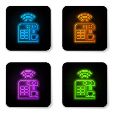 Parlayan neon renkli akıllı kahve makinesi simgesi beyaz arkaplanda izole edildi. İnternet kavramının kablosuz bağlantısı. Siyah kare düğme. Vektör.
