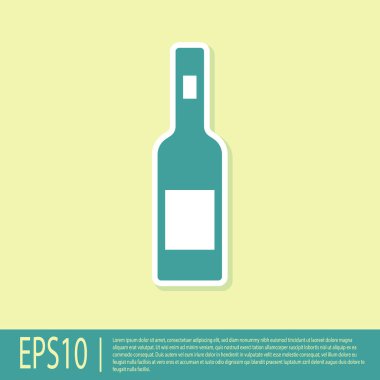 Sarı arka planda izole edilmiş yeşil cam votka ikonu şişesi. Vektör.