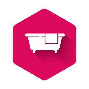 Beyaz Küvet ikonu uzun gölgeli. Pembe altıgen düğmesi. Vektör.