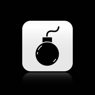 Kara Bomba siyah arka planda izole edilmiş ikonu patlatmaya hazır. Gümüş kare düğme. Vektör.