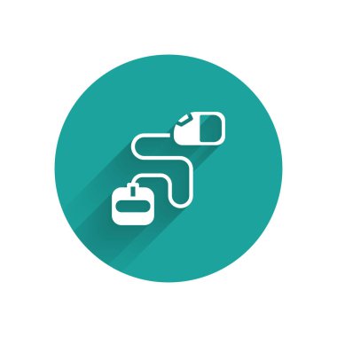 Uzun gölgeli, karabinalı beyaz ip tasması. Evcil köpek liderliği. Açık hava yürüyüşü için hayvan aksesuarı. Yeşil daire düğmesi. Vektör.