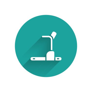 Beyaz Koşu bandı makine simgesi uzun gölgeli izole. Yeşil daire düğmesi. Vektör.