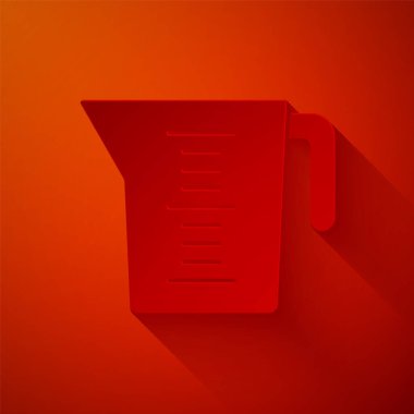 Kağıt kesiği, kırmızı zemin üzerinde izole edilmiş kuru ve sıvı yiyecek ikonunu ölçmek için ölçü kabı. Plastik şişenin sapı var. Kağıt sanatı tarzı. Vektör.