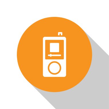 Beyaz müzik çalar simgesi beyaz arkaplanda izole edildi. Taşınabilir müzik cihazı. Turuncu daire düğmesi. Vektör.