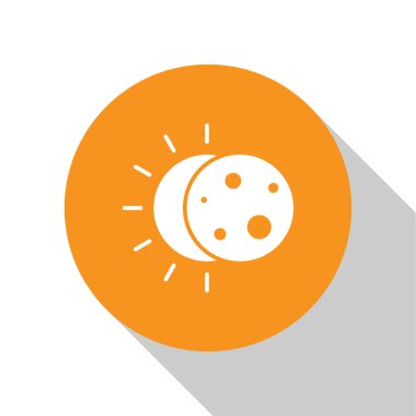 Beyaz arka planda izole edilmiş güneş tutulması simgesi. Tam sonar tutulması. Turuncu daire düğmesi. Vektör İllüstrasyonu.