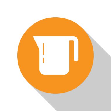 Beyaz arka planda beyaz kahve demliği ikonu var. Turuncu daire düğmesi. Vektör.