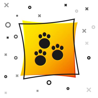 Siyah Pençe yazdırma simgesi beyaz arkaplanda izole edildi. Köpek ya da kedi pençesi izi. Hayvan izleri. Sarı kare düğme. Vektör.