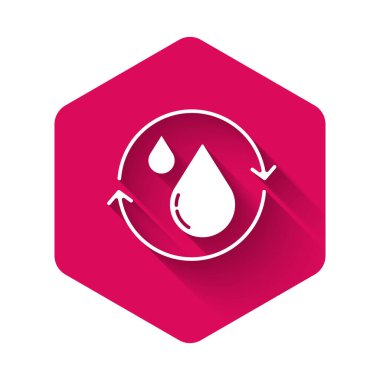 Beyaz geri dönüşümlü temiz su ikonu uzun gölgeli izole edilmiş. İşaret geri dönüşümlü bir damla su. Pembe altıgen düğmesi. Vektör.