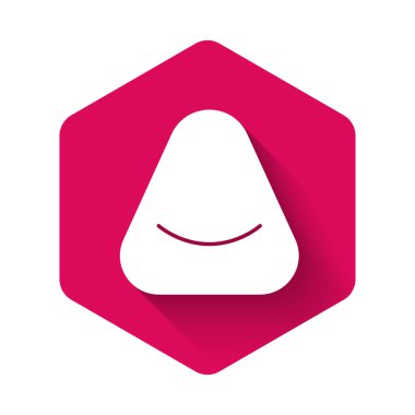 Beyaz Pouf simgesi uzun gölgeli izole edilmiş. Yumuşak sandalye. Koltuk için çanta. Rahat mobilya koltuğu. Pembe altıgen düğmesi. Vektör.