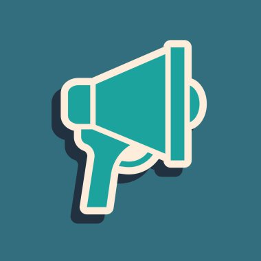 Yeşil arkaplanda yeşil megafon simgesi izole edildi. Sözcü işareti. Uzun gölge tarzı. Vektör.