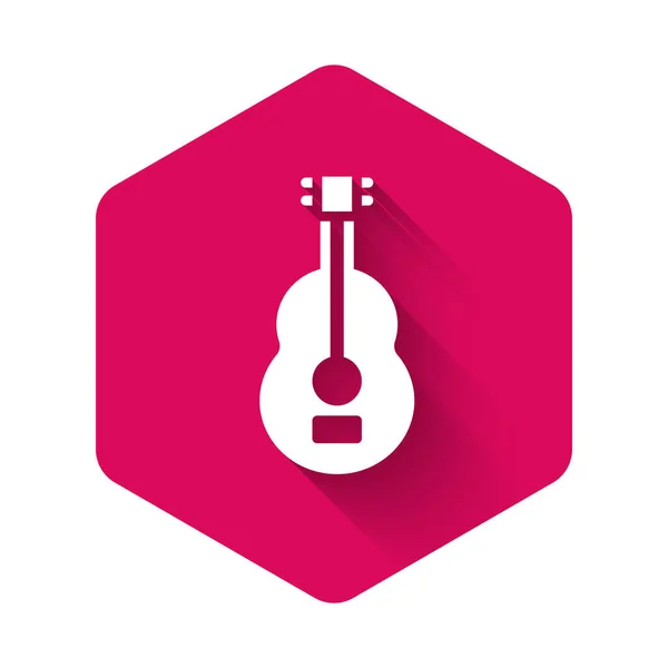 白色的西班牙吉他图标与很长的阴影隔离 声吉他 弦乐乐器 粉色六角形按钮 — 图库矢量图片