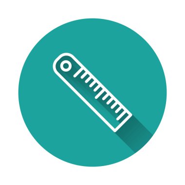 Beyaz çizgi cetvel simgesi uzun gölgeli izole edilmiş. Düz sembol. Yeşil daire düğmesi. Vektör.