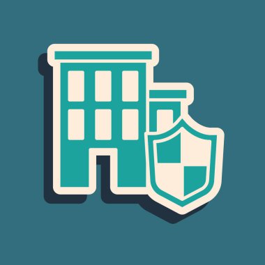 Yeşil arka planda kalkan simgesi olan yeşil ev. Sigorta konsepti. Güvenlik, güvenlik, koruma, konsept koruma. Uzun gölge tarzı. Vektör..