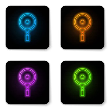 Parlayan neon kızartma tavası simgesi beyaz arkaplanda izole edildi. Kızartma veya kızartma gıda sembolü. Siyah kare düğme. Vektör.
