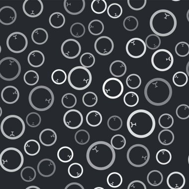 Gri bisiklet tekerleği ikonu siyah arka planda izole edilmiş pürüzsüz desen. Bisiklet yarışı. Tekerlek havası. Spor malzemeleri. Vektör.