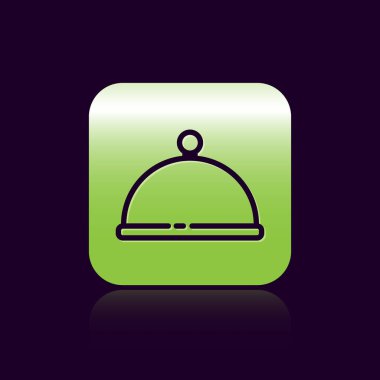 Siyah arka planda izole edilmiş bir tepsi yiyecek ikonu ile kaplı siyah çizgi. Tepsi ve kapak. Kapaklı bir restoran saati. Mutfak eşyaları sembolü. Yeşil kare düğmesi. Vektör.