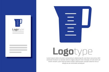 Beyaz zemin üzerinde su ikonu olan mavi sürahi bardak. Su için çaydanlık. İçme suyu dolu cam sürahi. Logo tasarım şablonu elemanı. Vektör.