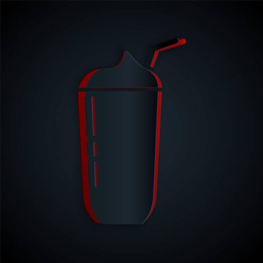 Kağıt kesiği Milkshake simgesi siyah arkaplanda izole edildi. Kapaklı ve samanlı plastik bardak. Kağıt sanatı tarzı. Vektör.