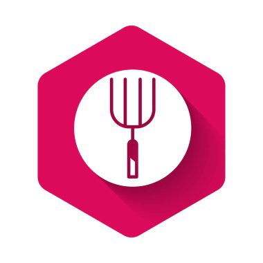 Beyaz Bahçe yabası ikonu uzun gölgeli izole edilmiş. Bahçe çatalı işareti. Bahçecilik, tarım, çiftçilik aleti. Pembe altıgen düğmesi. Vektör.