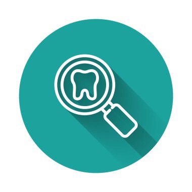 Beyaz çizgi dişçi arama simgesi uzun gölgeli izole edildi. Diş hekimliği kliniği ya da diş hekimliği merkezi için diş sembolü. Yeşil daire düğmesi. Vektör.