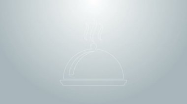 Gri arka planda izole edilmiş bir tepsi yiyecek ikonu ile kaplanmış mavi çizgi. Tepsi ve kapak. Kapaklı bir restoran saati. Mutfak eşyaları sembolü. 4K Video hareketli grafik canlandırması